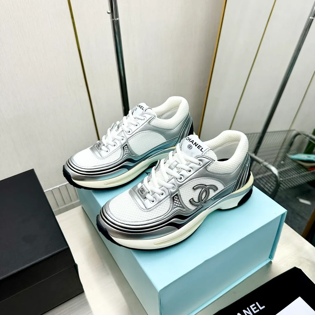 👟👟Ex-factory price 640 👟👟Chanel Chanel 23C Early Spring Resort Series Xiaoxiang Metal Casual Sports Shoes Gold Silver Horn King The latest foreign catwalk series Chanel Chanel 2023 Early Spring Series is held in the second smallest country in the world. The series is inspired by Monaco's international seaside lifestyle, from the F1 racing track to beach swimming pools, from casinos to tennis courts, to create a diverse and unique new series of racing driver's helmets, jumpsuits and other elements that have been reinterpreted to be more fashionable. Exquisite packaging at the delivery counter 🛍📦 ▪️Fabric: Original imported metal cowhide + technical fabric ▪️Inner lining: Original custom-made breathable mesh ▪️Sole: Original molded ultra-light foam combination outsole ▪️Sole thickness: 3.5CM ▪️Size: Women’s 35-41
